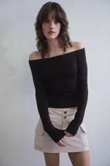 Top de punto ajustado al cuerpo con escote recto estilo off-shoulder y manga larga.