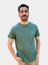 Camiseta verde claro de manga corta con logo pequeño bordado en el pecho.