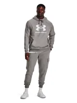 Buzo Under Armour gris melange con capucha y cordones ajustables, logo estampado en el pecho y bolsillo tipo canguro.