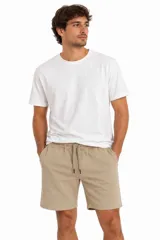 Short de felpa color beige con cintura elástica y cordón ajustable.