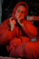 Pantalón largo acolchado color rojo con cordón ajustable en la cintura y estampado circular en la pierna izquierda.