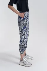 Pantalón de gabardina con estampado floral en tonos azul, blanco y negro.