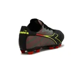 Championes de fútbol Diadora Champion, color negro con detalles en gris, rojo y amarillo.