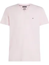 Remera Tommy Hilfiger de color rosa claro, confeccionada en algodón puro, con cuello en V y logo bordado en el pecho.