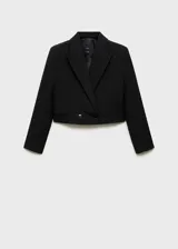 Chaqueta tipo blazer de corte crop, color negro, con cuello de solapa, cierre de doble botonadura y bolsillos de ribete.