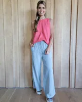Pantalón de corte holgado y pierna ancha, confeccionado en lino color celeste. Presenta cintura elástica con cordón de ajuste y bolsillos laterales.