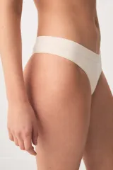 Colaless de diseño clásico y tiro medio, confeccionada en tejido de punto canalé con terminaciones suaves y elásticas.