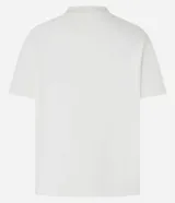 Remera básica de manga corta y cuello redondo, confeccionada en suedine de algodón peruano certificado BCI.