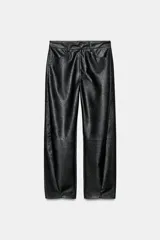 Pantalón de tiro medio confeccionado en material efecto piel color negro. Presenta corte recto, bolsillos laterales y traseros, y detalle de pliegues en el frente. Cierre frontal con cremallera y gancho metálico.