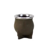 Kit matero color gris compuesto por un posatermo con asa de madera y herraje, un termo semi forrado de 1 litro, un mate de cerámica chico y una bombilla de acero inoxidable.