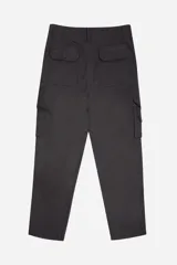 Pantalón cargo de corte baggy, color beige, con múltiples bolsillos laterales y cierre frontal. Presenta un diseño funcional y relajado con costuras reforzadas.