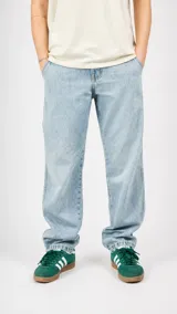 Pantalón de jean con corte recto y tiro medio, en color azul claro con efecto lavado. Presenta costuras reforzadas y diseño clásico de cinco bolsillos.