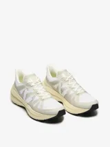 Zapatillas deportivas Veja modelo Condor 3, de diseño técnico en tonos blanco y crema. Presentan una silueta aerodinámica con paneles superpuestos, el logo distintivo de la marca en el lateral y una suela robusta con relieve.