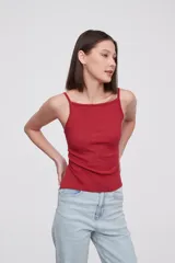 Top de punto acanalado color beige, con breteles finos, escote cuadrado y ajuste al cuerpo.