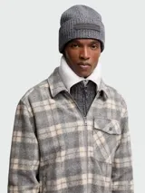 Gorro tipo beanie de punto mouliné en tonos grises, con parche de logo Moncler en la parte frontal.