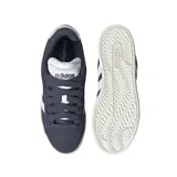 Championes Adidas Grand Court Alpha azul marino con las tres tiras blancas y suela color hueso.