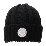 Gorro tejido de lana en color negro, con diseño de punto trenzado y vuelta en el borde. Presenta un parche circular frontal con el logo y la frase 'Find New Adventures'.