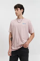 Remera manga corta color rosa con estampado de texto en el pecho.