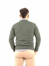 Sweater rojo de hilo de algodón con escote en V y manga larga.