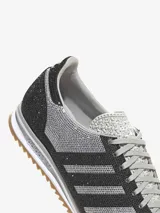 Championes Adidas modelo SL 72 OG, con diseño de cristales incrustados en tonos negro y plateado. Presenta las icónicas tres bandas laterales, suela de goma dentada y puntera reforzada.