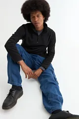 Buzo de polar negro con cuello alto y cierre frontal parcial, de manga larga y ajuste cómodo.