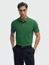 Polo de manga corta color verde menta, confeccionado en piqué de algodón, con cuello y tapeta de tres botones. Presenta un logo bordado tono sobre tono en el pecho.