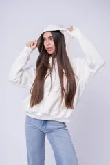 Canguro con capucha color blanco, confeccionado en algodón, con bolsillo frontal tipo canguro y pequeño bordado en el pecho.