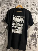 Remera negra de manga corta con estampado de los personajes del anime Haikyu!!.