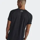 Remera deportiva 2XU modelo Aero Tee, color negro, de manga corta y cuello redondo. Confeccionada con tecnología X-VENT, presenta un panel trasero de malla para mayor transpirabilidad y tejido de doble punto de secado rápido. Incluye detalles reflectantes para mayor visibilidad.