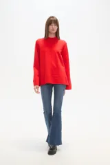 Sweater de viscosa color rojo, con cuello polera, corte holgado y pespuntes decorativos.