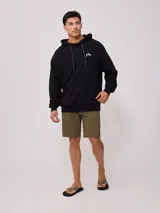 Bermuda color verde oliva, de corte recto y largo a la rodilla. Confeccionada en tejido de algodón y elastano.