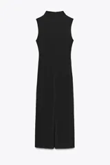 Vestido midi negro sin mangas, con cuello subido y detalle de drapeado en el delantero. Cierre en la espalda con cremallera oculta.