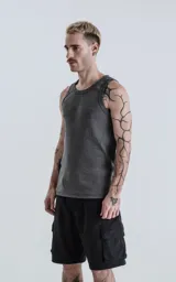 Musculosa básica de tela morley en color gris oscuro, con corte slim-fit y cuello redondo con acabado desgastado.