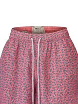 Short de baño RKF modelo Izam, de color rosado con estampado integral de pequeñas tortugas en tonos azules y verdes. Cuenta con cintura elástica con cordón ajustable en color blanco y bolsillos.