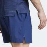 Short deportivo Adidas de entrenamiento, color azul, con ajuste ceñido y cintura elástica. Cuenta con tecnología CLIMACOOL para control de humedad y bolsillos laterales.