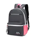 Mochila gris con detalles en rosa y negro, con el logo de los San Antonio Spurs y el logo de la NBA.