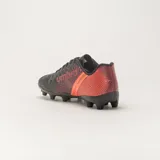 Championes de fútbol Umbro ILLUSION, color negro con detalles en naranja y logo blanco.