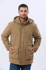 Campera de abrigo color azul marino, con capucha desmontable, cierre frontal con solapa, bolsillos frontales con tapa y bolsillo en el pecho. Interior forrado con corderito en la parte superior para mayor calidez.