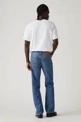 Jeans de corte recto y tiro mid-rise, color azul con lavado medio y efecto ligeramente desgastado, con cierre de botones.