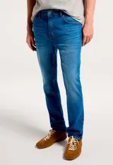 Pantalón vaquero de corte ajustado en color negro, confeccionado en tejido denim con elastano para mayor comodidad.