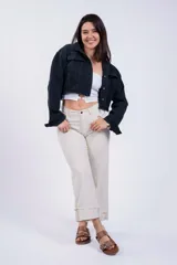 Campera de jean corta color negro con terminaciones desflecadas.