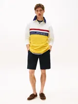 Chomba de rugby Tommy Hilfiger Sailing, unisex, de corte amplio y hombros caídos. Diseño color block blanco, amarillo y azul, con logo de la marca bordado en el pecho.