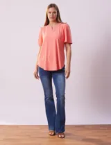 Blusa blanca de tejido piqué, marca Ruby Rd. Cuello a la base y escote en V. Manga corta amplia.