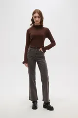 Pantalon de jean gris de corte recto y tiro alto, con cierre frontal y bolsillos laterales.