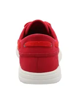Zapatilla estilo náutico confeccionada en lona de algodón color rojo, con cordones al tono y suela de goma blanca.