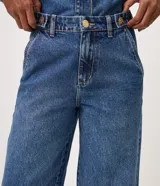 Pantalón wide cropped de jean azul con tiro alto y perneras amplias.