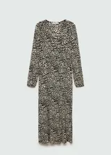 Vestido largo de corte recto y tejido fluido con estampado animal print de leopardo. Presenta escote en pico y mangas largas.