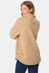 Campera tipo camisa confeccionada en tejido de sherpa, con cuello clásico, cierre frontal de botones y bolsillos delanteros con solapa.