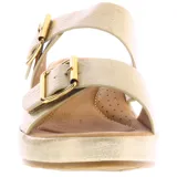 Sandalias de plataforma con taco cuña, color beige con textura tipo reptil. Presentan dos tiras anchas ajustables con hebillas metálicas doradas y plantilla acolchada.