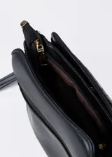 Cartera negra de cuero sintético con textura tipo piel de cocodrilo. Tiene correa larga regulable, cinco compartimentos con cierre y herrajes dorados.